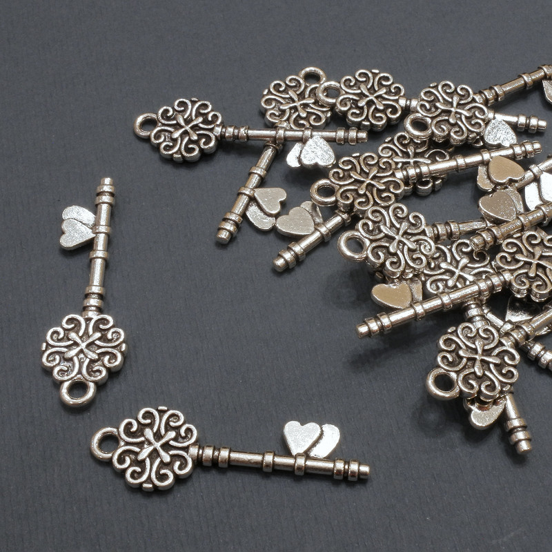 Přívěsek klíč, průměr 11×33 mm ± balení 20 g, 15 ks