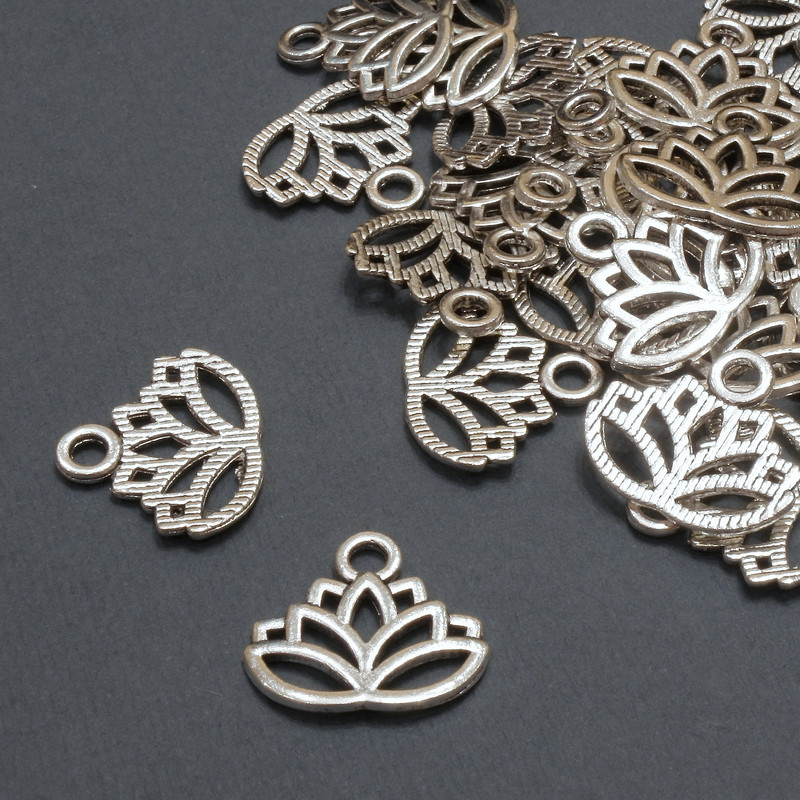 Přívěsek Lotus, průměr 17×15 mm ±, balení 20 g, 29 ks.