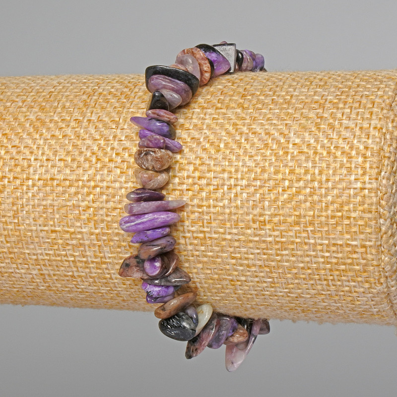 Náramek z čaroitu, drobná zrna kamene, korálky o rozměrech 9×2 mm, délka 18 cm (elastický)