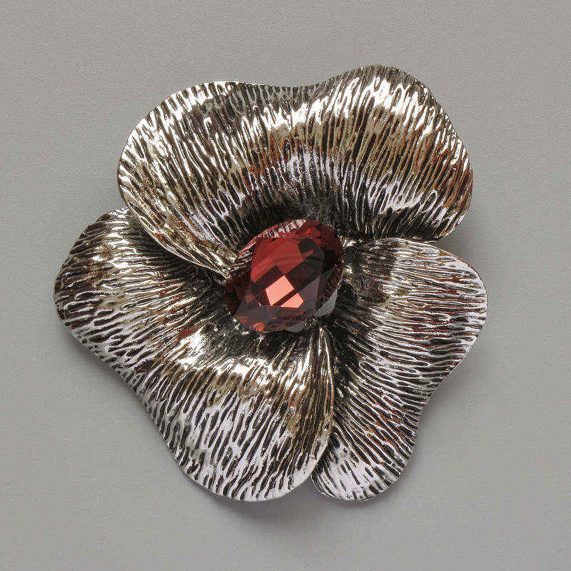 Brož-kulon Květina se červeným krystalem, stříbrný kov, 55×63 mm