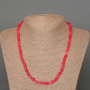 Náhrdelník z malinového turmalínu, brusované kubíky o průměru cca 5 mm, délka 49 cm