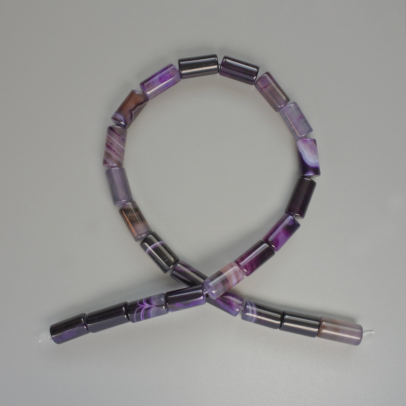 Fialové achátové cylindrické korálky, průměr 8×16 mm, délka cca 38 cm, navlečené na vlascové šňůře