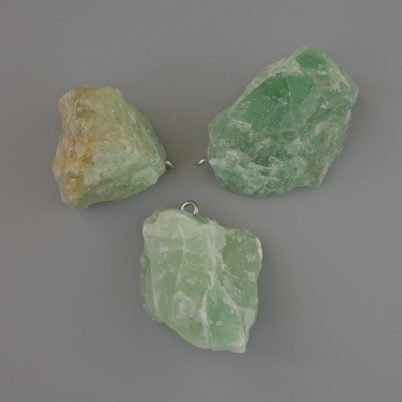 Přívěšek z fluorit, přírodní neopracovaný kámen, průměr 24×22 až 36×28 mm, mix velikostí