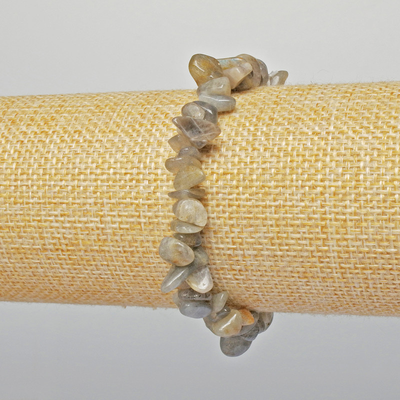 Náramek z labradoritu, drobné kamínky, průměr 7×4 mm, délka 18 cm, na elastické šňůře