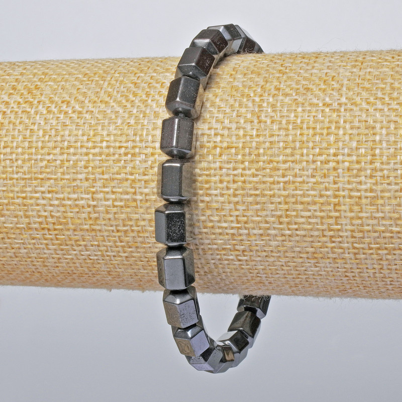 Náramek z hematitu – broušené cylindrické korálky, průměr 6×8 mm, délka 18 cm, elastický