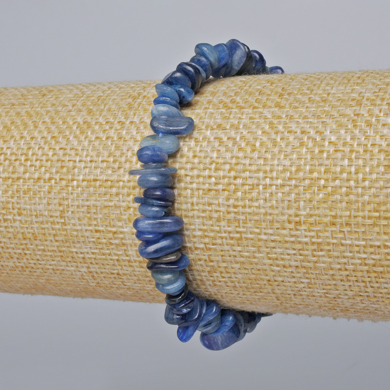 Náramek z kianitu, jemné fragmenty přírodního kamene, průměr 7×3 mm ±, délka 18 cm ± (elastický)