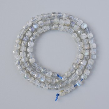 Korálky z labradoritu, přírodní kámen, broušené kostky, průměr 4 mm, délka cca 39 cm na niti