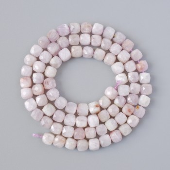 Kunzit korálky, přírodní kámen, broušené kubické korálky, průměr 4–5 mm, délka 39 cm ±, na niti