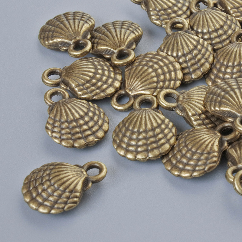 Kovová součástka – Přívěsek «Mušle», rozměr 13×10 mm, průměr dírky 1,8 mm, balení 20 ks ±, bronzová barva kovu