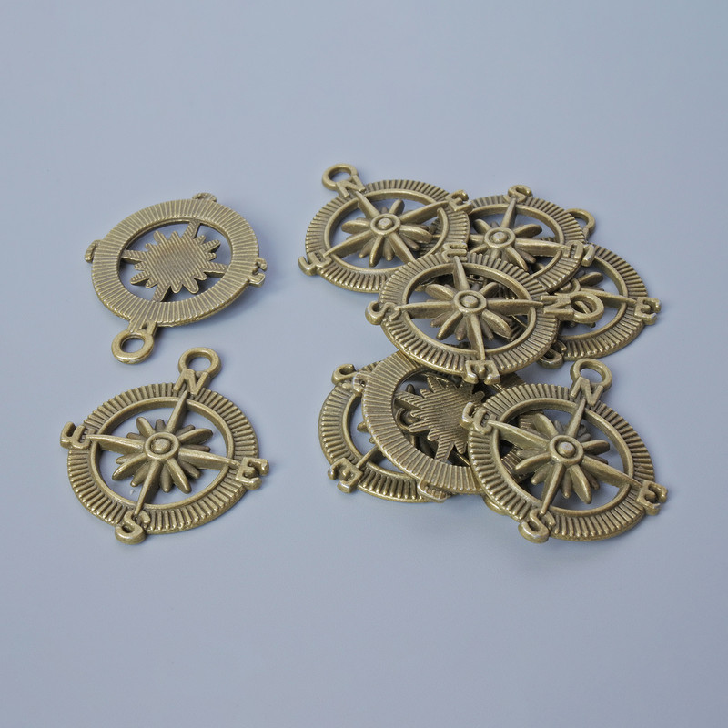 Přívěšek kormidlo, bronzová barva kovu, rozměry 29×24 mm, tloušťka 5 mm, průměr dírky 2,4 mm, balení 9 ks ±