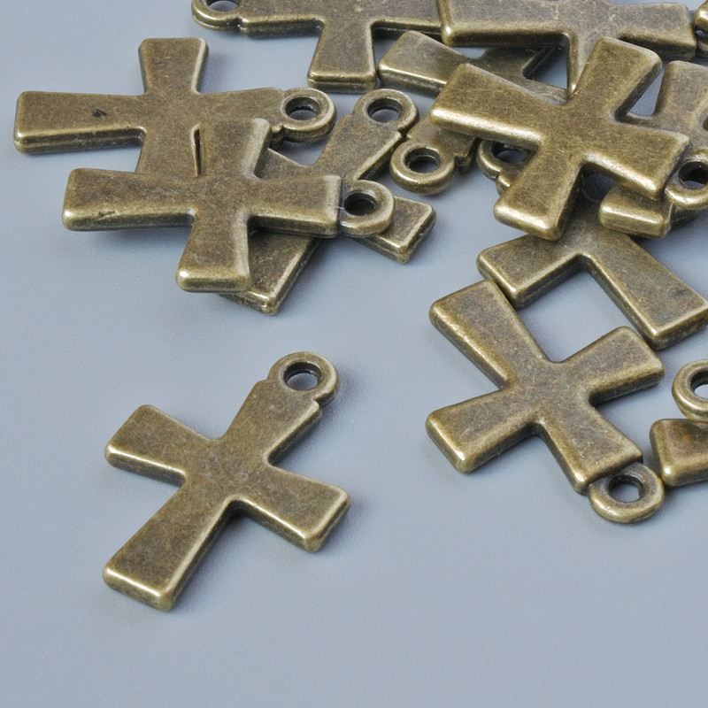 Přívěšek-kříž bronzové barvy, rozměry 18,5×13 mm, průměr díry 1,6 mm, balení 15 ks ±
