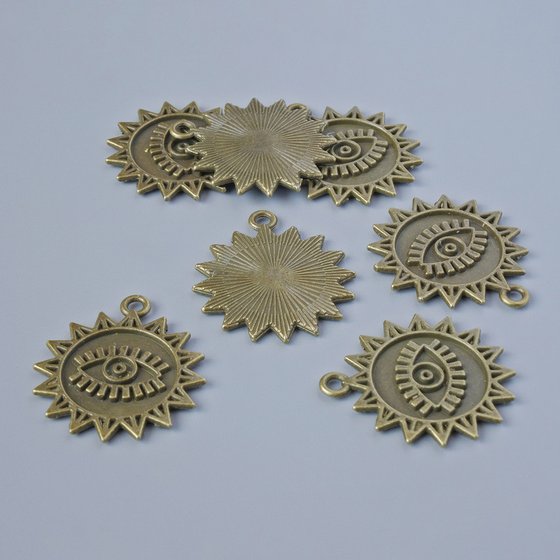 Přívěsek Slunce, bronzová barva kovu, rozměry 21,5×19 mm, otvor 1,6 mm, balení 7 ks ±