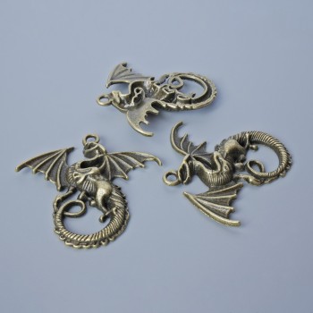 Přívěšek Drak, rozměry 43×45 mm, tloušťka 5 mm, průměr dírky 2,8 mm, balení 1 ks, bronzová barva kovu