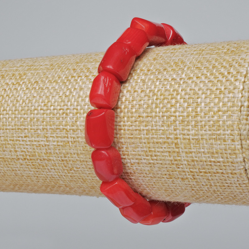 Náramek z korálu – broušené korálky (mix velikostí, střední velikost), průměr 10×12 mm ±, délka 18 cm ± (na elastické šňůře)