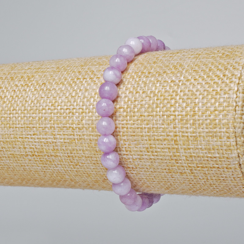 Náramek z syntetického kunzitu – hladké kuličky o průměru cca 6 mm, délka cca 18 cm (elastický)
