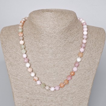 Náhrdelník z barevného jadeitu, přírodního kamene, brusované kuličky, průměr 8 mm ±, délka 47–49 cm