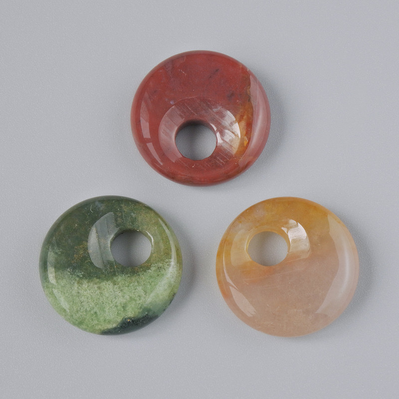 Přívěšek ve tvaru donutu ze zeleného jaspisu, přírodní kámen, průměr 18 × 5 mm ±, dírka 5 mm ±