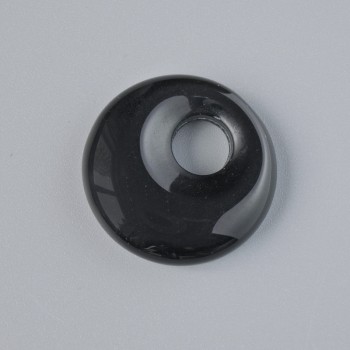 Přívěšek ve tvaru donutu z černého achátu, průměr 18 × 5 mm ±, průměr dírky 5 mm ±