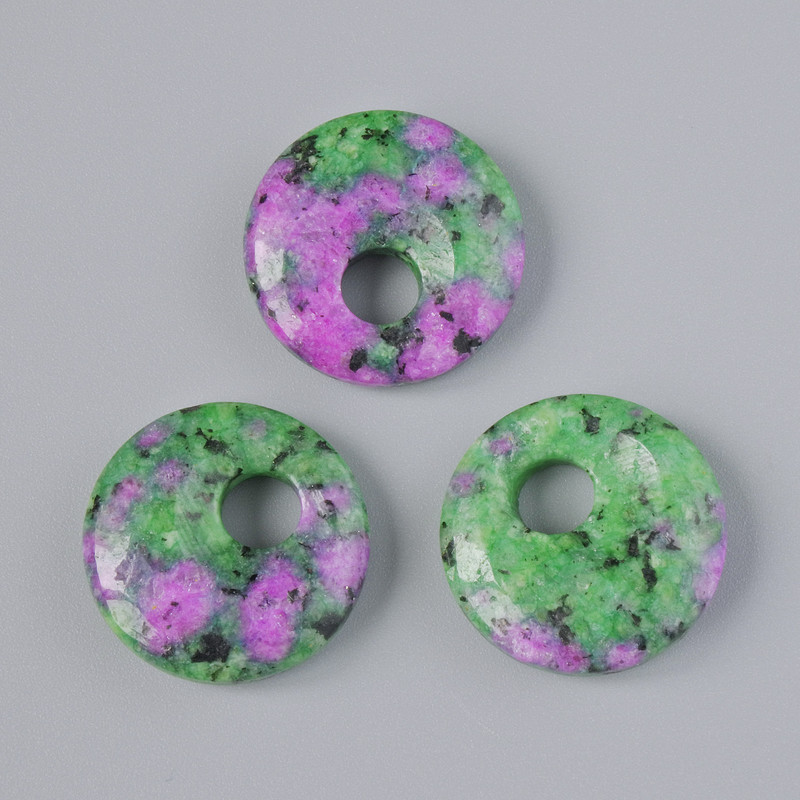 Přívěšek ve tvaru donutu z přírodního zoizitu, průměr 18×5 mm ±, průměr dírky 5 mm ±