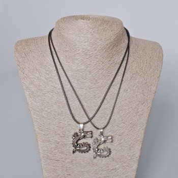 Párové přívěsky „Drak“ s černým smaltem a stříbrným kovem 33×26 mm, délka 45–50 cm