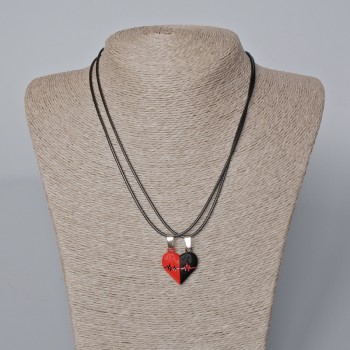 Párové přívěsky „Srdce“ na magnetu, červené a černé smaltované 24 × 22 mm + -, délka 45–50 cm+