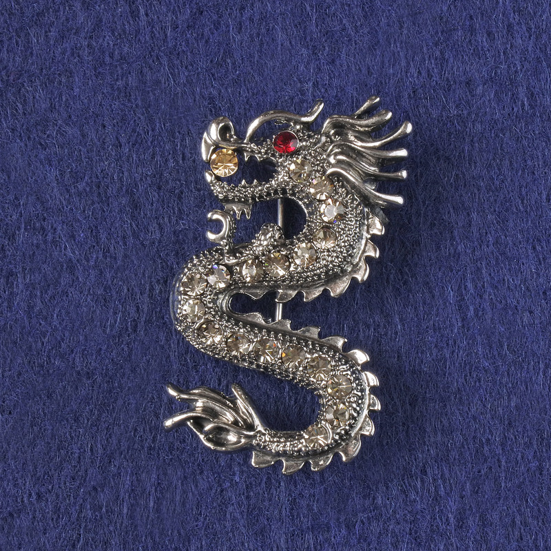 Brož-kulon Drak s bílými štrasovými kamínky, stříbrný kov, 40 × 23 mm +