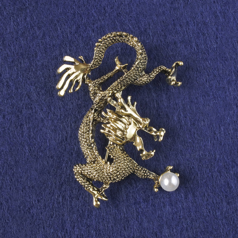 Brožka-přívěsek Drak, bílá korálka, zlatavý kov 53×43 mm +