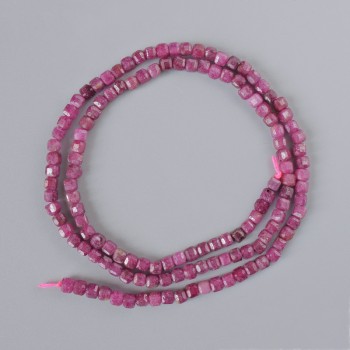 Rubínové korálky z přírodního rubínu, broušené kubické, průměr 3 mm, délka cca 39 cm, navlékané na niti