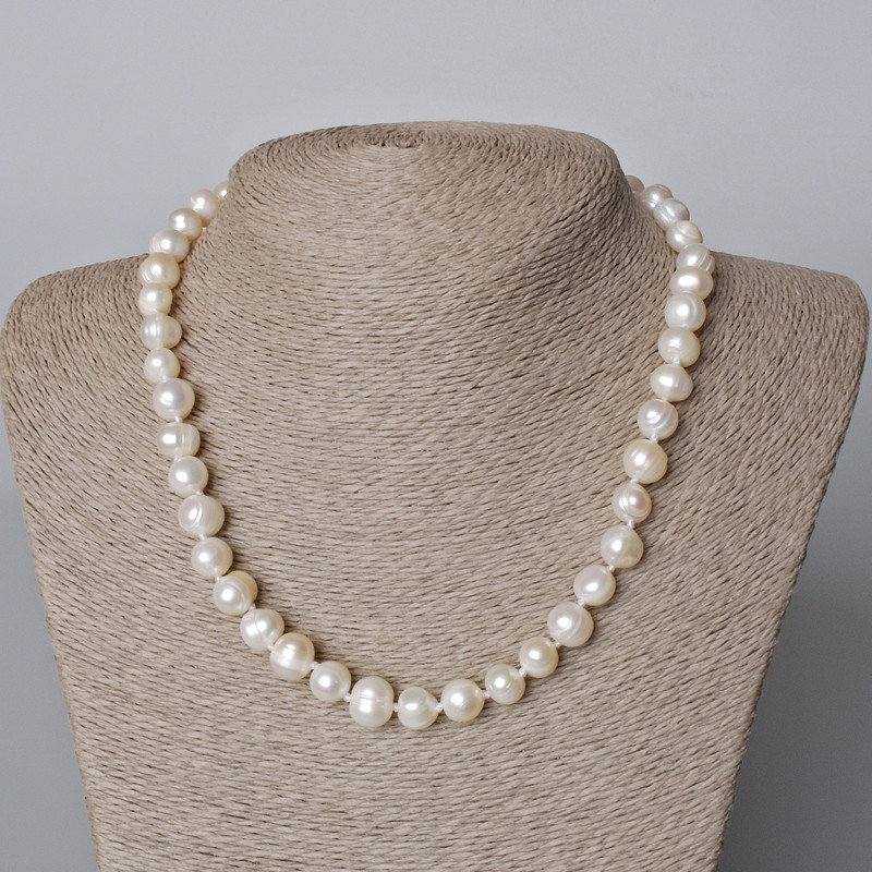 Náhrdelník z říčních perel s reliéfem, průměr 9,5×8,5 mm, délka 45–46 cm