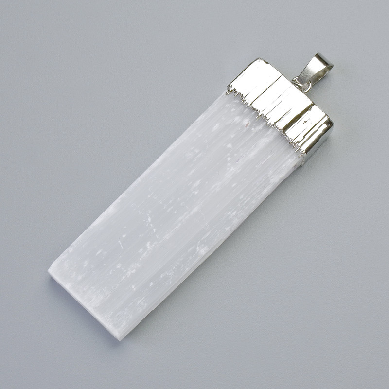 Přívěsek ze selenitu nezpracovaný, stříbrný kov, průměr 61×22×6 mm, délka 73 mm ±