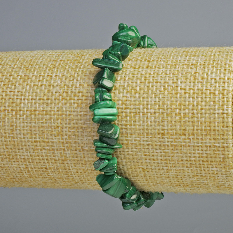 Náramek z přírodního malachitu, drobné fragmenty – průměr 9×3 mm, délka 18 cm (elastická šňůrka)