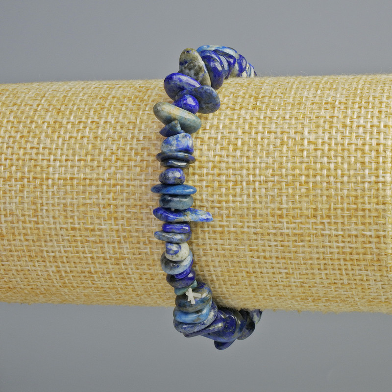 Náramek z lazuritu, drobné fragmenty přírodního kamene, průměr 8×3 mm ±, délka 18 cm ± (elastický)