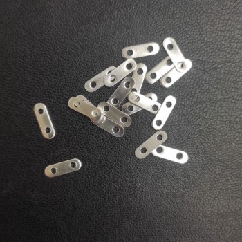 Rozdělovník–planžeta na 2 niti, průměr 11 × 3,5 mm, +-, otvor, průměr 1,6 mm, balení 50 ks, stříbrná barva kovu