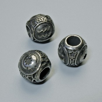 Kovové komponenty – korálka-vložka se znamením zvěrokruhu Vodnář, průměr 9×10 mm, ± otvor, průměr 4,3 mm, tmavě stříbrná barva kovu, 1 ks