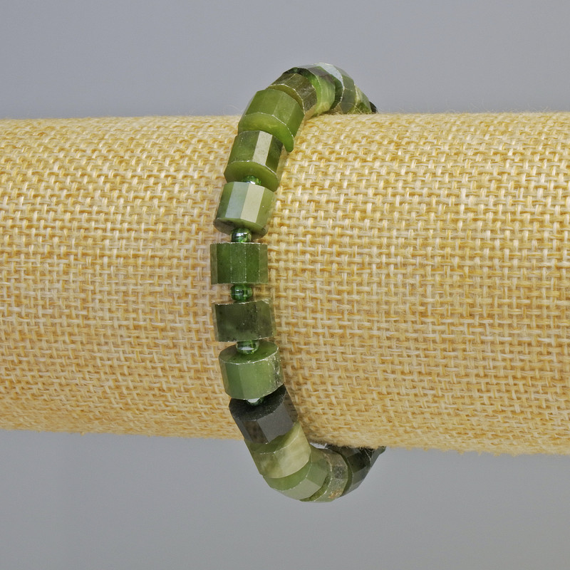 Náramek z kanadského jadeitu, brusované placičky o průměru 8×6 mm ± (elastický), délka cca 18 cm ± s rokajly