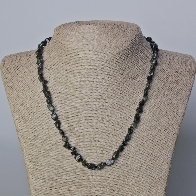Náhrdelník ze slunečního obsidiánu, přírodní kámen, neopracovaná galetová korálka, průměr cca 6 mm, délka 45–48 cm