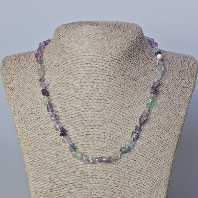 Náhrdelník z fluoritu, přírodní brusované korálky, průměr 6×8 mm ±, délka 45–49 cm