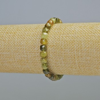 Náramek z grossularu (zelený granát) – přírodní kámen, broušené kubické korálky, průměr 6 mm ± (na elastické gumičce), délka 18 cm+
