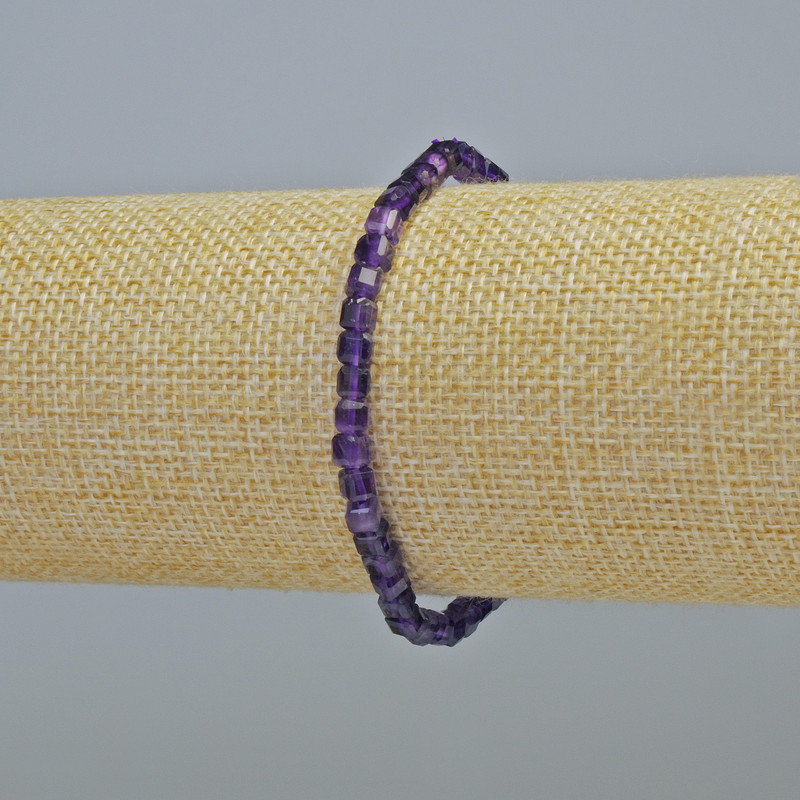 Náramek z ametystu, přírodní kámen, broušené kubíky o velikosti 4 mm, na elastické gumičce, délka 18 cm