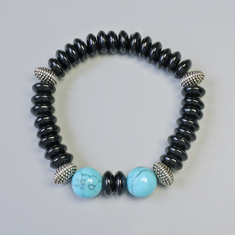 Náramek z černého achátu a tyrkysu, hladké rondely a korálky, průměr 12 mm, rozměry rondelů 10×4,5 mm, elastický, délka 18 cm, s kovovými vsadkami
