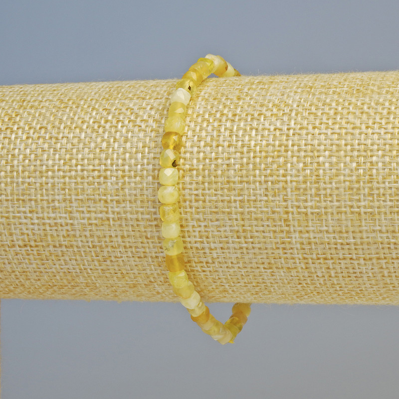 Náramek z žlutého opálu, broušené kubíky, průměr 4 mm ± (elastický), délka 18 cm+