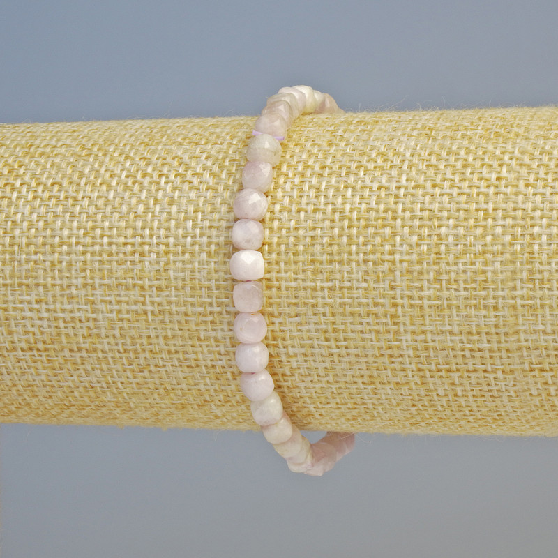 Náramek z přírodního kunzitu, brusovaný kubík, průměr 4,5 mm ±, délka 18 cm ±, elastická šňůra