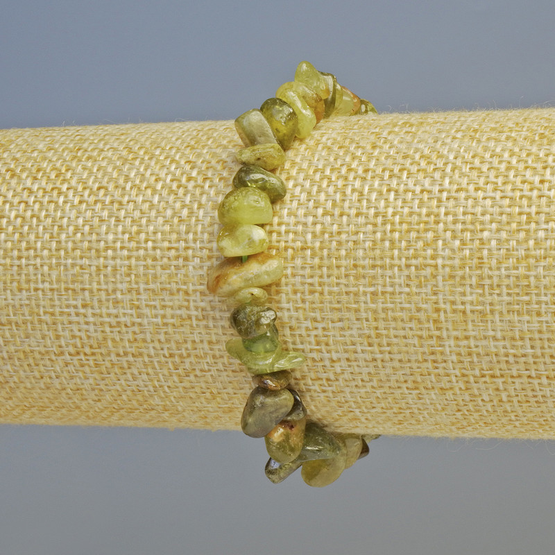 Náramek z grossularu (zelený granát) – fragmenty přírodního kamene, průměr 8×4 mm ± (elastická šňůrka), délka 18 cm+