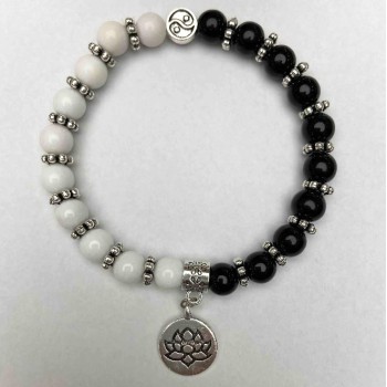 Náramek z černého a bílého achátu, hladké korálky, průměr 8 mm ±, délka 18 cm ±, s kovovými vložkami