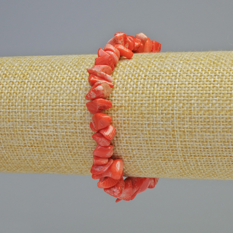 Náramek z karotového korálu, přírodní drť, průměr 9×4 mm ± (na gumičce), délka 18 cm+