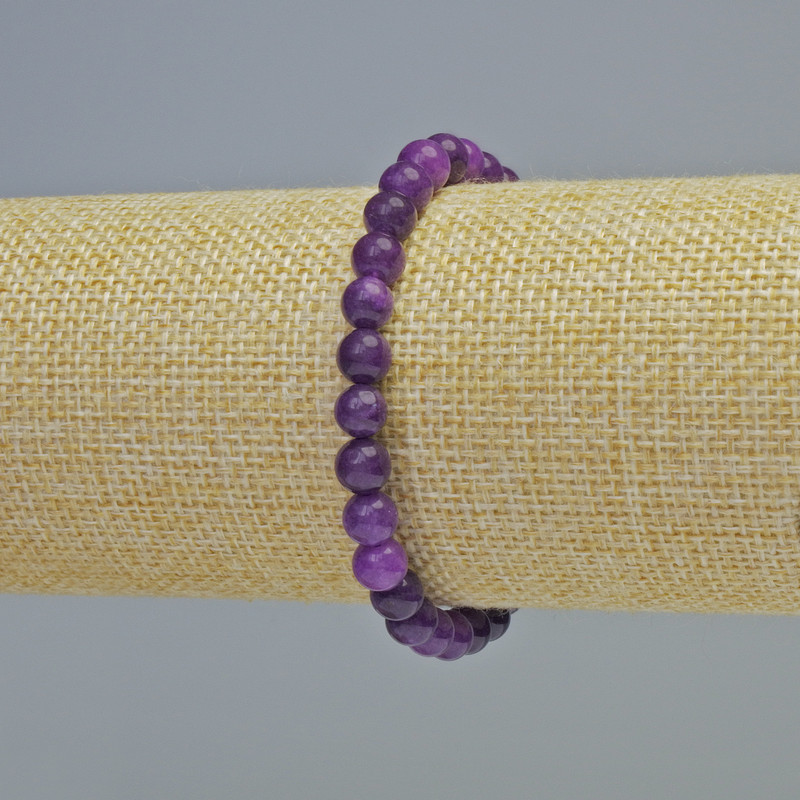 Náramek ze sugilititu – hladké korálky o průměru cca 6 mm, navlečené na elastickém návleku, délka 18 cm