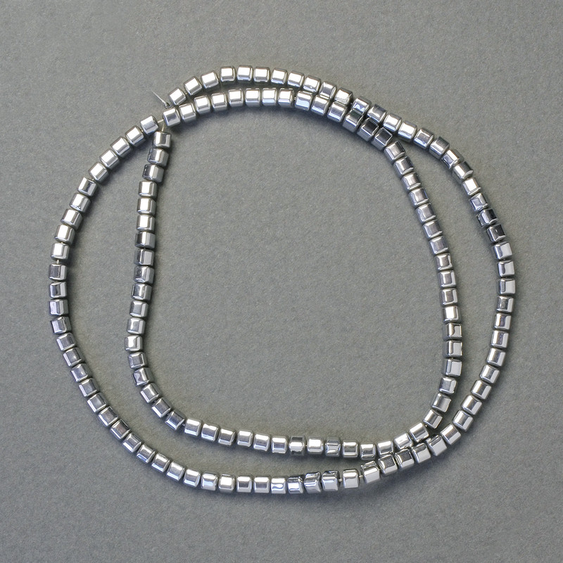 Korálky hematitové kostky, barva stříbro, průměr 3×3 mm, délka 40 cm ±