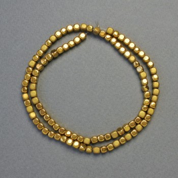 Hematitové korálky – kostky, tmavé zlato, matné i lesklé, průměr 4×4 mm, délka cca 40 cm