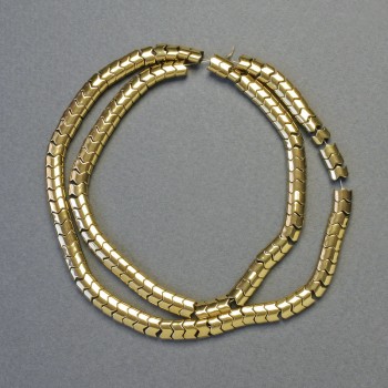 Hematitové korálky hadovitého tvaru – vlnitého vzoru (zlatá barva), průměr 5×4×3 mm, délka 41 cm – šňůra