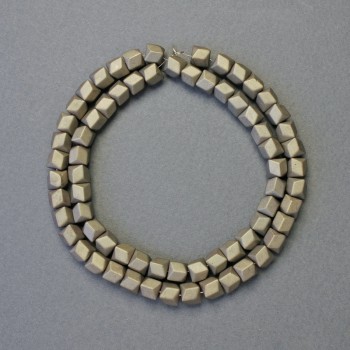 Hematitové korálky ve tvaru šestiúhelníků, matně khaki barvy, průměr 6×6 mm, délka cca 42 cm